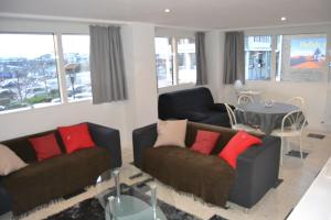 un salon avec deux canapés et une table dans l'établissement Au quai 34 appartement, à Boulogne-sur-Mer