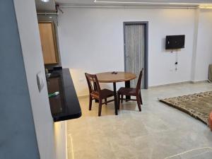 a kitchen with a table and chairs in a room at Pyramids Private Gate in ‘Ezbet `Abd el-Ḥamîd