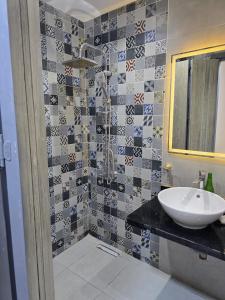 a bathroom with a sink and a mirror at Pyramids Private Gate in ‘Ezbet `Abd el-Ḥamîd +5 photos