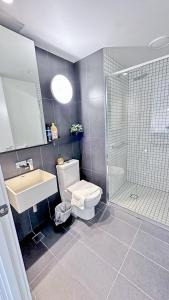 メルボルンにあるHeart CBD White Crystal Residence in Empire Pool n GYMのトイレ、洗面台、シャワー付きのバスルーム