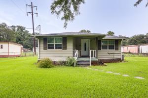 a small house with a green lawn in front of it at 14 Mi to Downtown Baton Rouge Plaquemine Retreat in Plaquemine +17 photos