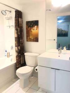 Ένα μπάνιο στο Cozy Downtown 1BR Den Free Parking near CN Tower