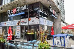 Gallery image of Cozy Downtown 1BR Den Free Parking near CN Tower in Toronto