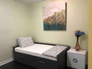 Ένα ή περισσότερα κρεβάτια σε δωμάτιο στο Cozy Downtown 1BR Den Free Parking near CN Tower