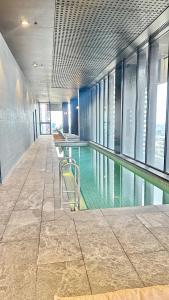 メルボルンにあるHeart CBD White Crystal Residence in Empire Pool n GYMのオフィスビル内のプール