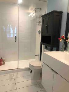 Ένα μπάνιο στο Cozy Downtown 1BR Den Free Parking near CN Tower +28 φωτογραφίες