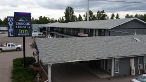 a building with a sign for a chunky country inn at Chinook Country Inn in Sundre