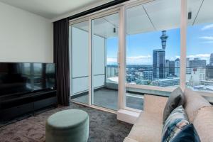 Televízia a/alebo spoločenská miestnosť v ubytovaní Four Points by Sheraton Auckland