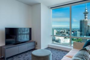 Televízia a/alebo spoločenská miestnosť v ubytovaní Four Points by Sheraton Auckland