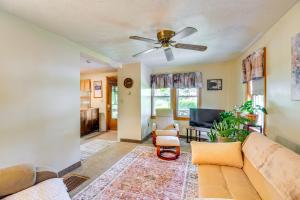 Ruang duduk di 3 Mi to Seneca Lake Couples Apt with River Access