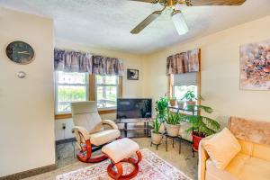 Televisyen dan/atau pusat hiburan di 3 Mi to Seneca Lake Couples Apt with River Access
