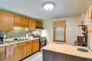Dapur atau dapur kecil di 3 Mi to Seneca Lake Couples Apt with River Access