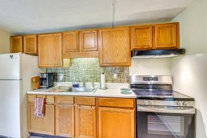 Dapur atau dapur kecil di 3 Mi to Seneca Lake Couples Apt with River Access +16 gambar