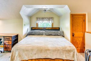 Katil atau katil-katil dalam bilik di 3 Mi to Seneca Lake Couples Apt with River Access