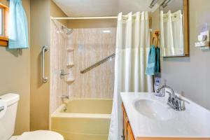 Bilik mandi di 3 Mi to Seneca Lake Couples Apt with River Access