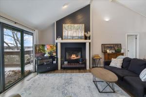 Posezení v ubytování Lakeview Penthouse Condo in Osage Beach Escape