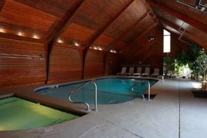 Bazén v ubytování Lakeview Penthouse Condo in Osage Beach Escape nebo v jeho okolí