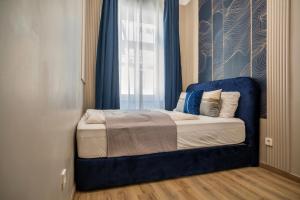 Giường trong phòng chung tại Nestroyplatz Rooms I Self Check In