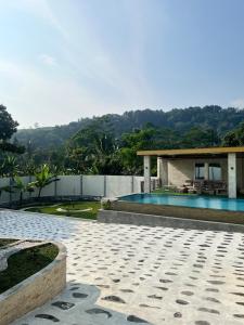 KarangtengahにあるNitaloka The Marble Sanctuaryのプールと家のあるヴィラ