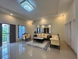 KarangtengahにあるNitaloka The Marble Sanctuaryのリビングルーム(白い家具、鏡付)