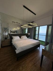 a bedroom with a large bed with a large mirror at شقة بإطلالة على البحر في برج داماك in Jeddah