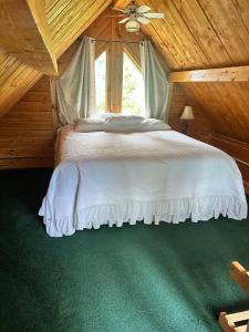 Postel nebo postele na pokoji v ubytování Homer Floatplane Lodge
