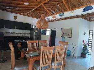 Una cocina y un comedor con mesa y sillas. en Casa libella, en Carmen de Apicalá