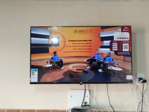 a flat screen tv hanging on a wall at Individual cama in Ouro Preto