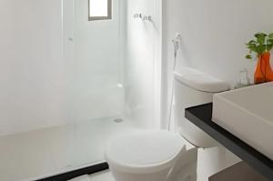 ポルト・デ・ガリーニャスにあるLC Casas de Praia - Chalé 3 centrinho de Portoのトイレと洗面台を備えた白いバスルーム +58枚の写真