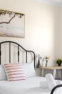 Ένα ή περισσότερα κρεβάτια σε δωμάτιο στο Queen Room in Auburn - Central Stay with Convenience - Shared Bathroom