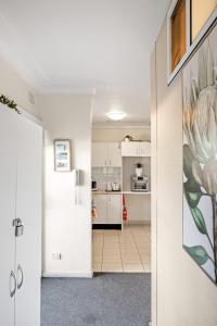 Η κουζίνα ή μικρή κουζίνα στο Queen Room in Auburn - Central Stay with Convenience - Shared Bathroom