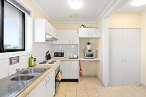 Η κουζίνα ή μικρή κουζίνα στο Queen Room in Auburn - Central Stay with Convenience - Shared Bathroom