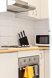 Η κουζίνα ή μικρή κουζίνα στο Queen Room in Auburn - Central Stay with Convenience - Shared Bathroom +28 φωτογραφίες