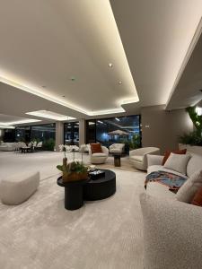 a large living room with couches and a table at La Résidence Panamá in Panama City