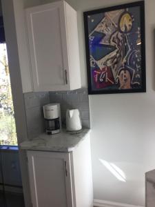 Kuchyň nebo kuchyňský kout v ubytování Trader Vics Tiki Bar n Grill