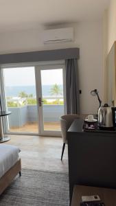 Postel nebo postele na pokoji v ubytování Hotel Midotel Seaview + 33 fotografií