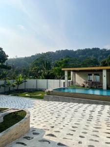 KarangtengahにあるNitaloka The Marble Sanctuaryのプールと家のあるヴィラ +22枚の写真