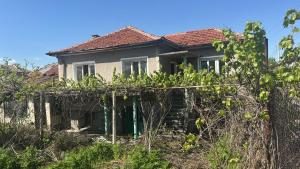 Κήπος έξω από το Pazardzhik Shelter House 3 Empty Rooms, No Electric, No Water, No WC, Free Car Parking, Glavinitsa Self Check-in