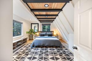 Un dormitorio con una cama y un techo de madera. en Cascade Dream, en Nevada City