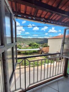 una vista dal balcone di una casa di Apartamento bem localizado em Diamantina-MG a Diamantina Altre 11 foto