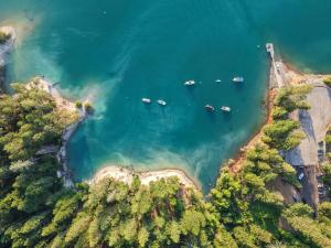 una vista aérea de un río con barcos en él en Cascade Dream, en Nevada City