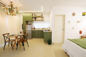 a kitchen and a bedroom with a table and chairs at Paraíso dos Ipês in Viçosa