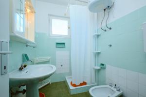 Ένα μπάνιο στο Apartments with parking spaces Losinj, Losinj - 24690