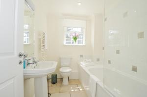 Koupelna v ubytování Bodare 8 + 39 fotografií