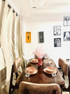 Posezení v ubytování Big Private Room with Amazing Views in Heart of the City