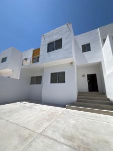 a white house with a large driveway at Lucardo 5 ESTRELAS PARA VIVIR LA PAZ in La Paz