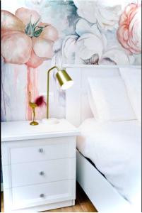 Un dormitorio con una cama y una lámpara en un tocador en Lora rose suite ,free parking, self check in,2, en Como