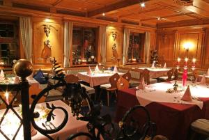 une salle à manger avec des tables et des nappes blanches dans l'établissement Hotel BurgGartenpalais, à Rothenburg ob der Tauber