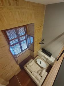 an overhead view of a bathroom with a toilet and a window at Loft Encantador na Cidade Imperial in Petrópolis +3 photos