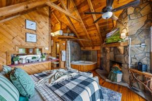 Koupelna v ubytování Hot Tub Cute Studio Cabin Views Private Relax